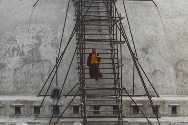 https://archive.nepalitimes.com/assets/uploads/gallery/274f7-A-monk-at-Boudhanath-Stupa.jpg