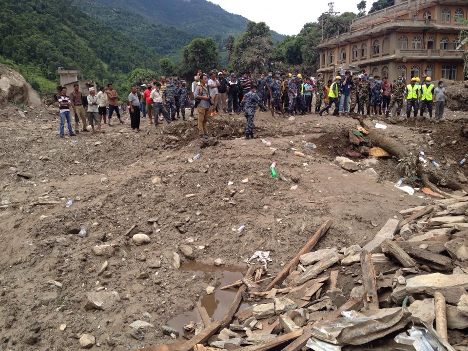 https://archive.nepalitimes.com/assets/uploads/gallery/d4fd6-Army-try-finding-bodies-after-Bhote-Koshi-landslide-2.jpg