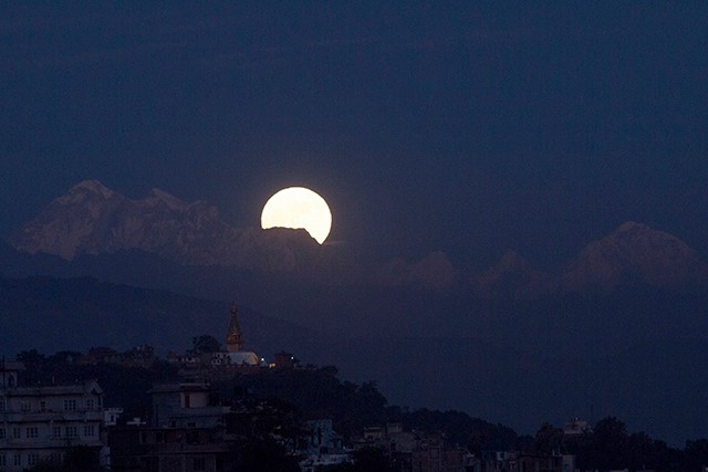 https://archive.nepalitimes.com/assets/uploads/gallery/e83a8-Supermoon-from-Kathmandu..jpg