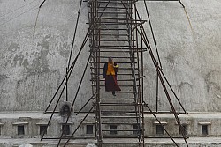 https://archive.nepalitimes.com/image.php?&width=250&image=/assets/uploads/gallery/274f7-A-monk-at-Boudhanath-Stupa.jpg