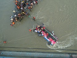 https://archive.nepalitimes.com/image.php?&width=250&image=/assets/uploads/gallery/94487-rescue.jpg