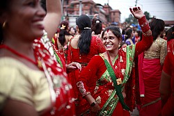https://archive.nepalitimes.com/image.php?&width=250&image=/assets/uploads/gallery/4c673-Teej-2073-in-Pashupatinath.jpg